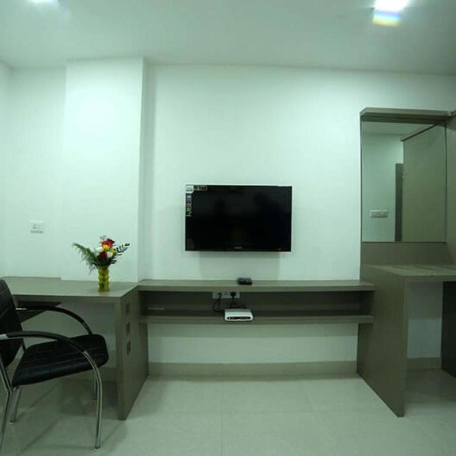 La Riviera Suites Madhapur ไฮเดอราบัด ภายนอก รูปภาพ