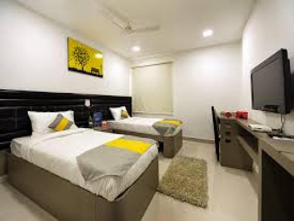 La Riviera Suites Madhapur ไฮเดอราบัด ภายนอก รูปภาพ