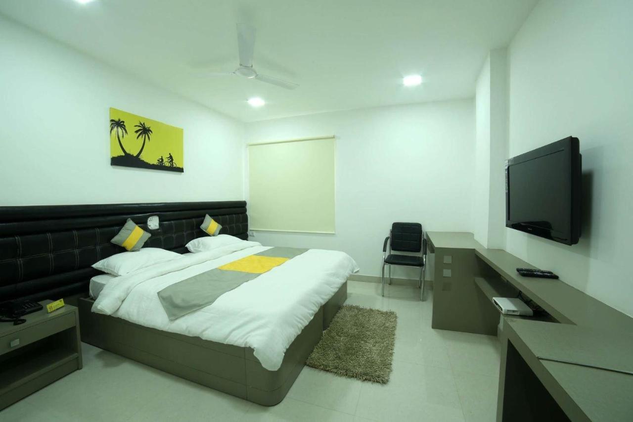 La Riviera Suites Madhapur ไฮเดอราบัด ภายนอก รูปภาพ