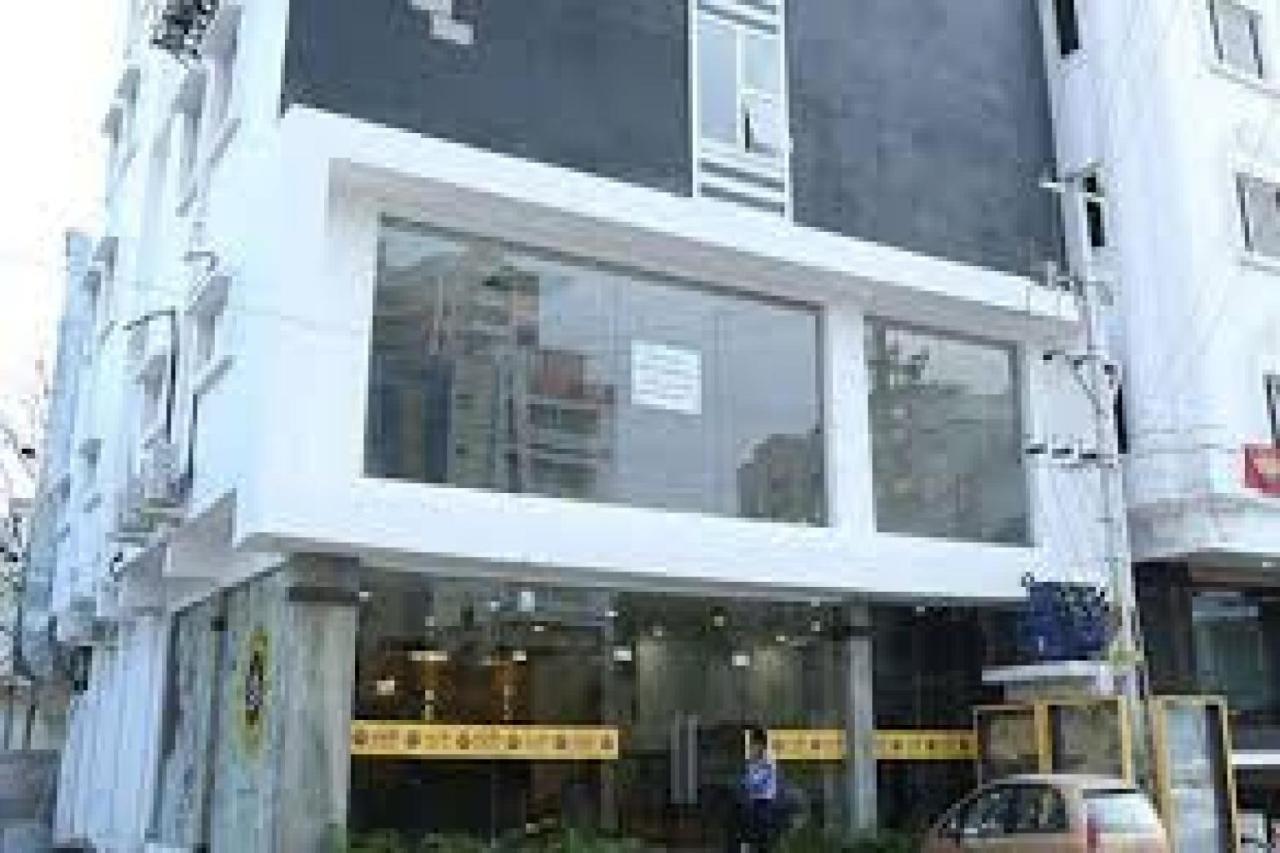 La Riviera Suites Madhapur ไฮเดอราบัด ภายนอก รูปภาพ
